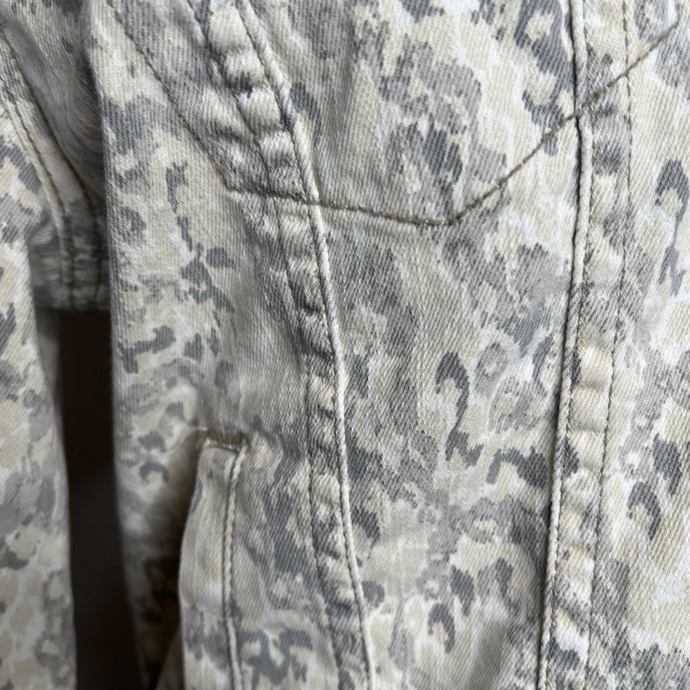 Free People Grey Cream Camo Denim Jean Jacket Fitted Cropped Size Small - Picture 8 of 8